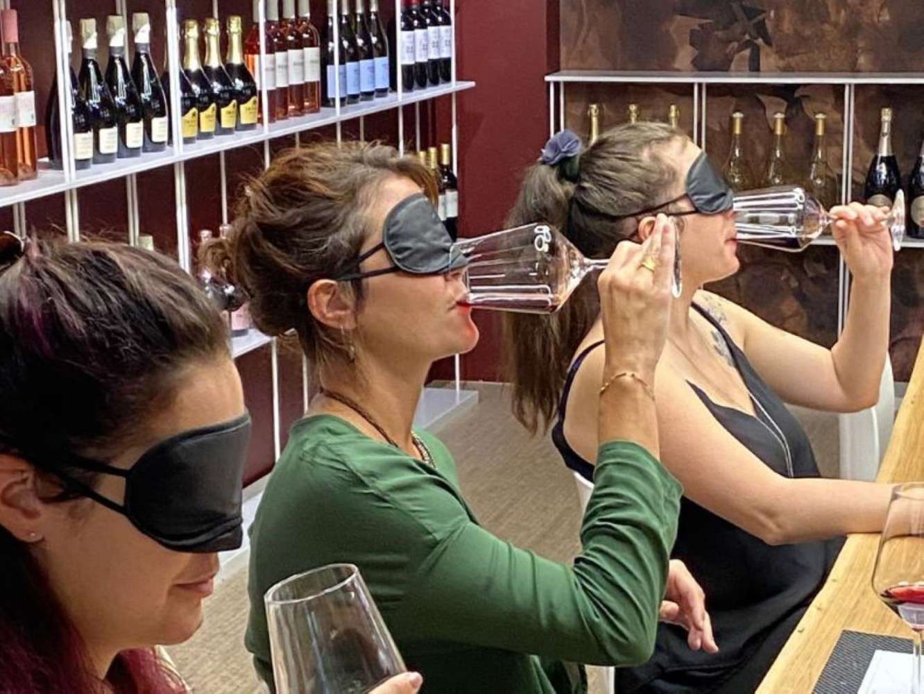 gruppo di amici durante la degustazione di vino bendata a siena 1775214537404