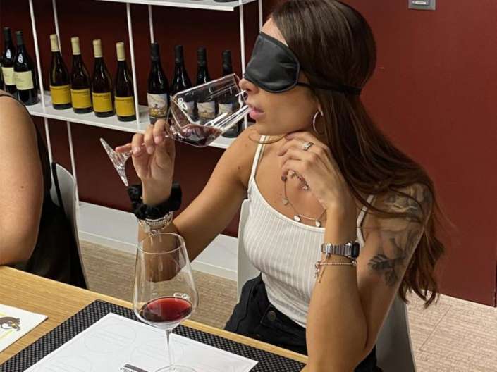 coppia che si diverte nella degustazione bendata 1775230854884