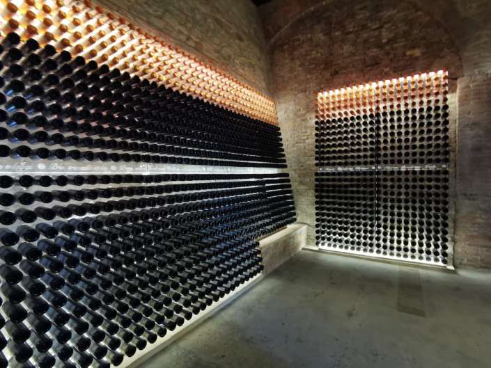 abbazia di monte oliveto maggiore bottiglie di vino sotterranei mi diverto travel 1775228776096